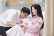 Cầu thủ Hà Đức Chinh có con đầu lòng, hào hứng gia nhập hội "bố bỉm sữa"