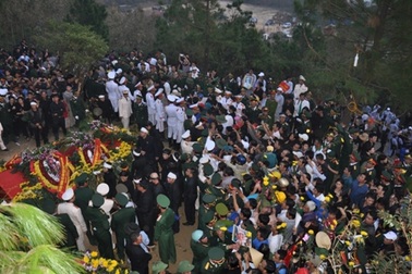 Nhiều người dân vẫn tập trung về núi Rồng dâng hương lên Đại tướng   