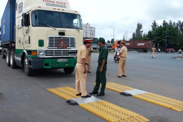 TPHCM: Ra quân xử lý xe quá tải
