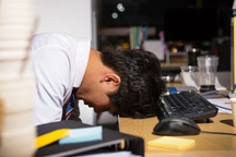 "Cắn răng" làm công việc đáng chán vì trông ngóng thưởng Tết