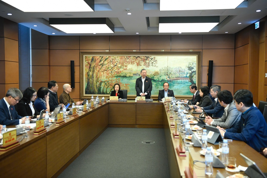 Tổng Bí thư: “Tăng trưởng nhưng hết tháng hết tiền thì cuộc sống không vui” - 2 Tổng Bí thư: “Tăng trưởng nhưng hết tháng hết tiền thì cuộc sống không vui” - 2