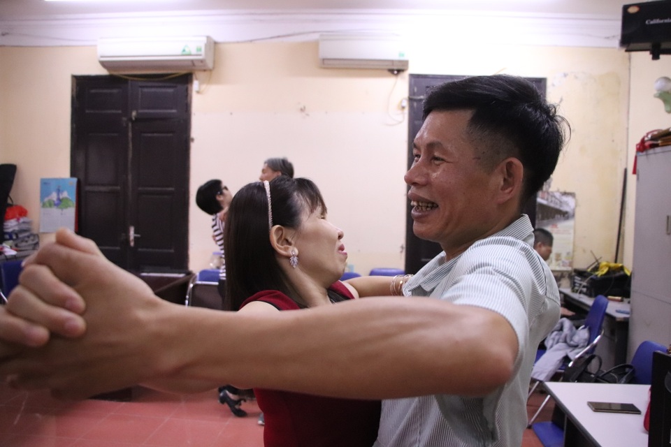 Ba năm dạy khiêu vũ miễn phí cho người khiếm thị - 2 Ba năm dạy khiêu vũ miễn phí cho người khiếm thị - 2