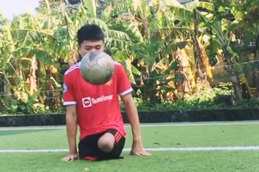Chàng trai cụt 2 chân chơi bóng cực đỉnh, bơi như vận động viên