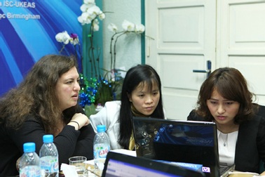 Đại diện trường Đại học St Andrews giải đáp thắc mắc của độc giả