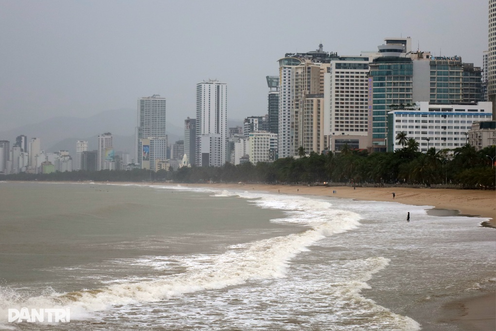 Diễn biến mưa gió tại miền Trung trước giờ bão Kalmaegi đổ bộ - 7 Diễn biến mưa gió tại miền Trung trước giờ bão Kalmaegi đổ bộ - 7