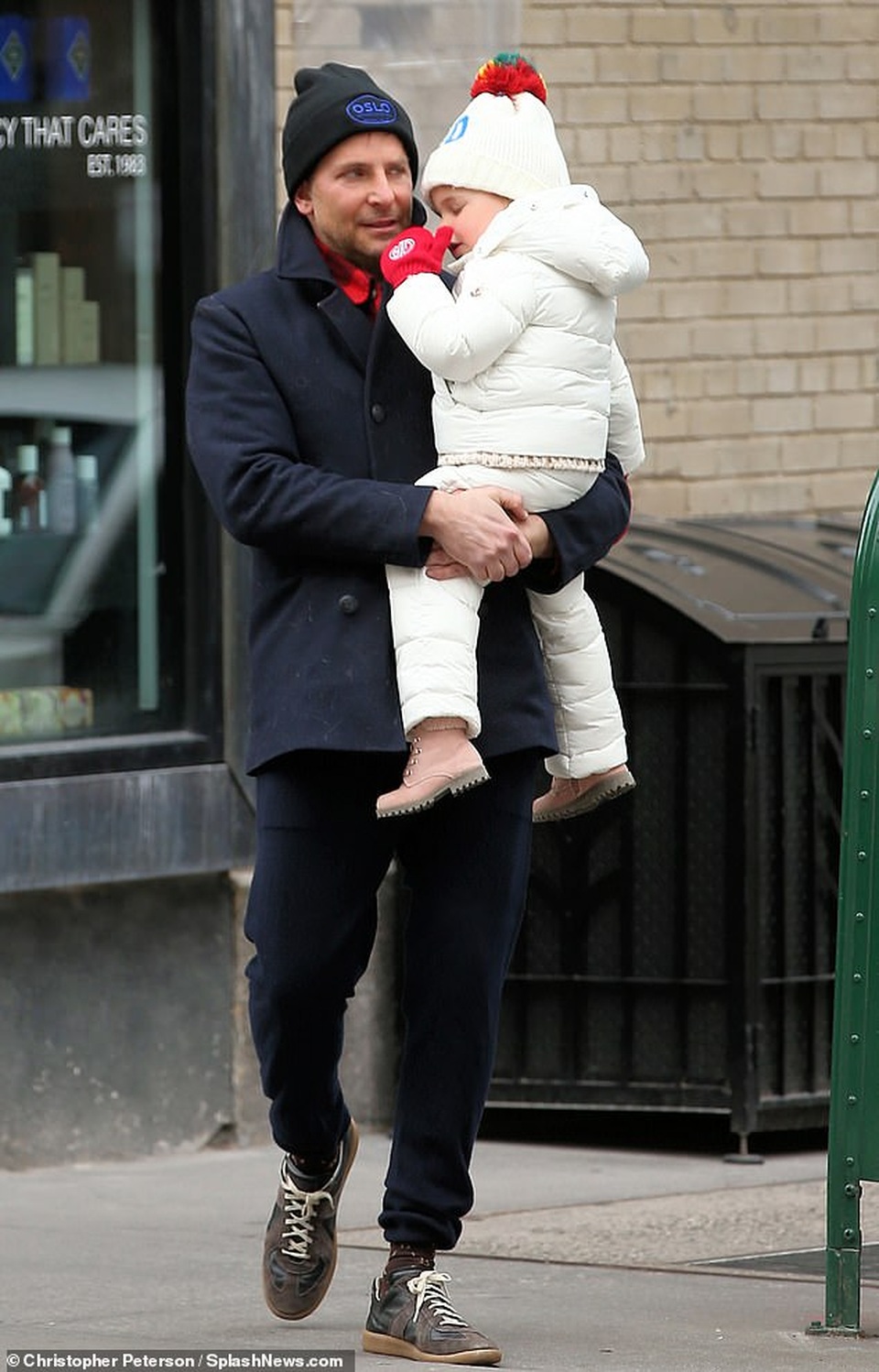 Bradley Cooper đưa con gái xinh đẹp ra phố - 7 Bradley Cooper đưa con gái xinh đẹp ra phố - 7