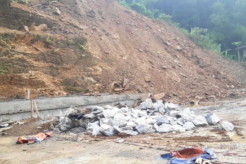 Sạt lở đồi, giáo viên huy động phụ huynh di chuyển học sinh đi nơi khác - 5 Sạt lở đồi, giáo viên huy động phụ huynh di chuyển học sinh đi nơi khác - 5