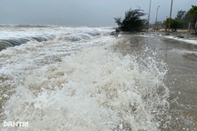 Sóng lớn làm đường bê tông vỡ vụn, uy hiếp kè chống sạt lở bờ biển