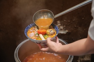 Lệ Quyên "mê mẩn" quán bún riêu Hà Nội, thường xuyên ghé mỗi dịp ra Bắc - 7