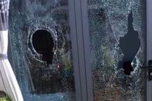 Bắt đối tượng ném đá xe khách, đập vỡ cửa kính nhà dân