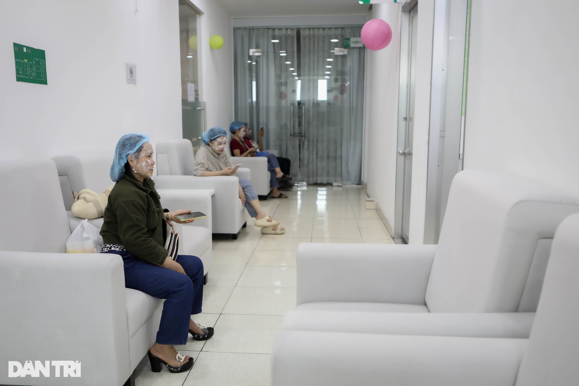 Nahaufnahme der Injektion, die die Jugend einer Frau in ihren Vierzigern zurückhält - 1 Cận cảnh mũi tiêm níu lại tuổi thanh xuân của người phụ nữ U40 - 1