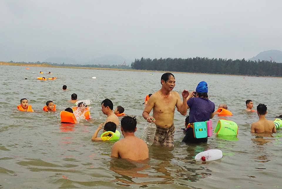 Dân ào ra sông Lam giải nhiệt, biển cảnh báo nguy hiểm liên tục bị nhổ bỏ - 11 Dân ào ra sông Lam giải nhiệt, biển cảnh báo nguy hiểm liên tục bị nhổ bỏ - 11
