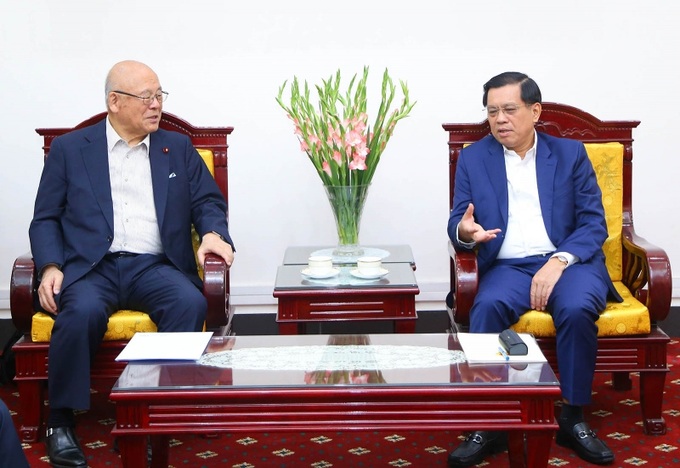 Thứ trưởng Nguyễn Bá Hoan và Cố vấn đặc biệt Liên minh Nghị sỹ hữu nghị Nhật - Việt Takebe Tsutomu trao đổi thẳng thắn về các vấn đề hai bên cùng quan tâm