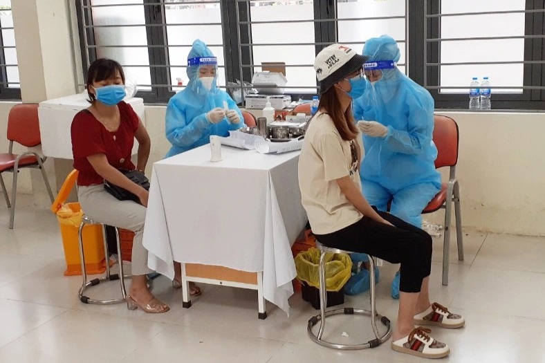 Toàn cảnh chiến dịch thần tốc bao phủ vắc xin Covid-19 tại Hà Nội - 12 Toàn cảnh chiến dịch thần tốc bao phủ vắc xin Covid-19 tại Hà Nội - 12