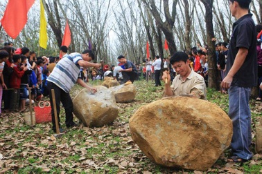 Hàng chục trai tráng thi chẻ đá đầu năm mới