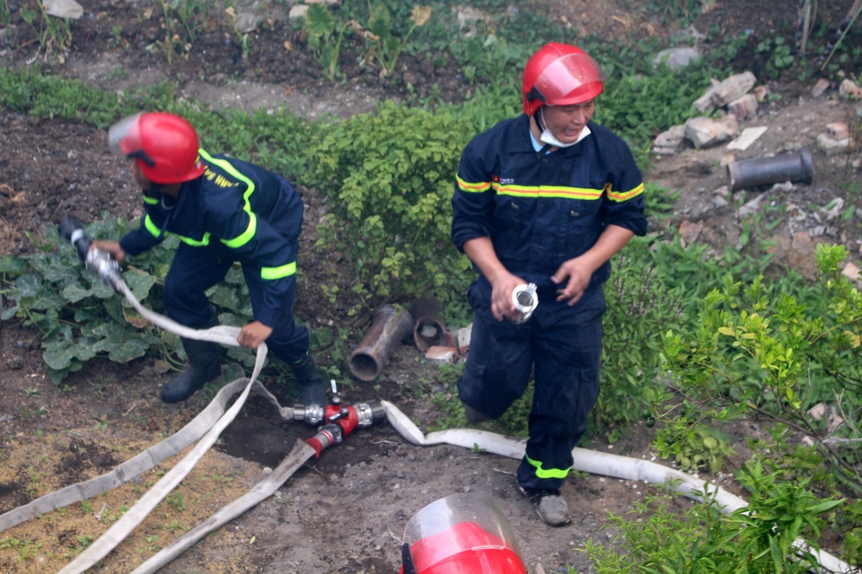 Cháy lớn suốt 2 giờ thiêu rụi toàn bộ khu xưởng - 2