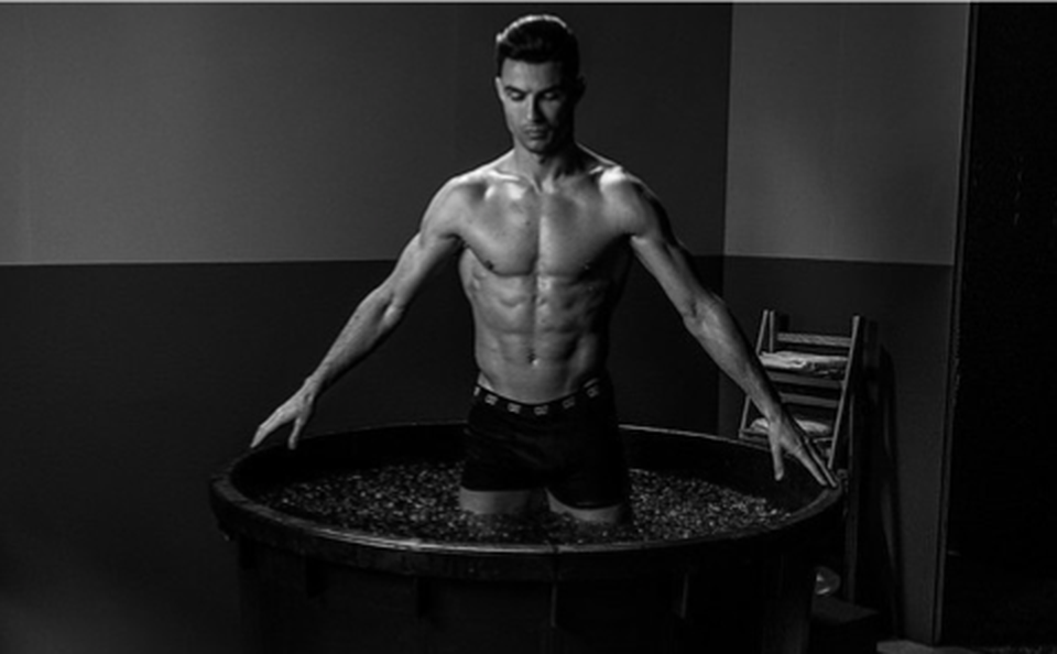 C.Ronaldo và những màn khoe thân hình vạm vỡ theo năm tháng - 5