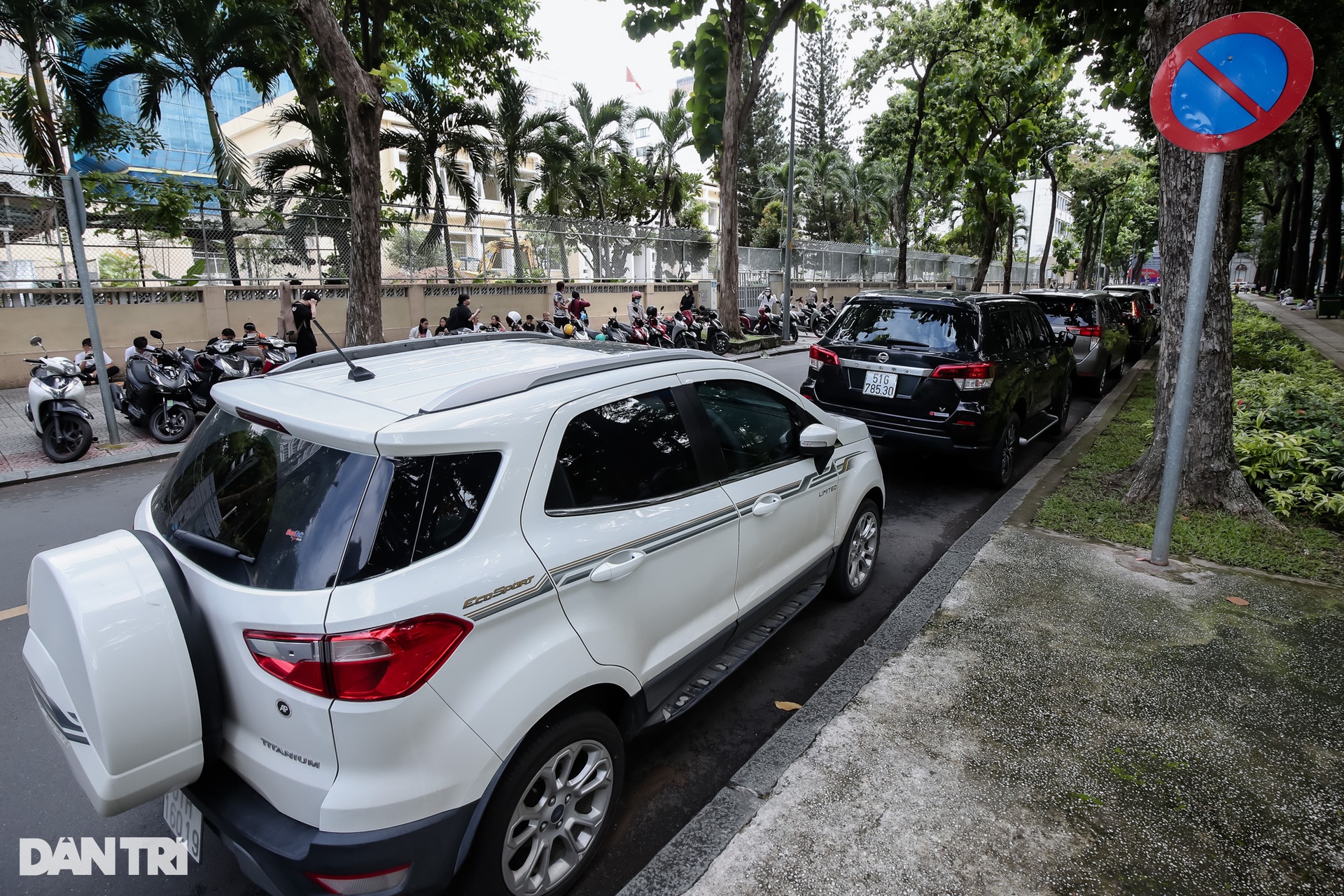 Vỉa hè, lòng đường ở TPHCM bị lấn chiếm như thế nào? - 2 Vỉa hè, lòng đường ở TPHCM bị lấn chiếm như thế nào? - 2