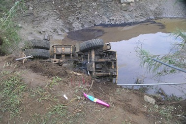 Xe tải lao xuống hồ nước sâu, tài xế tử vong
