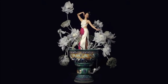 Ngoc Anh mua hoa sen