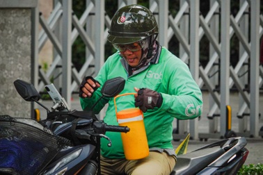 Ba U60 chạy xe giao hàng mưu sinh gửi dòng tin khiến con gái ứa nước mắt