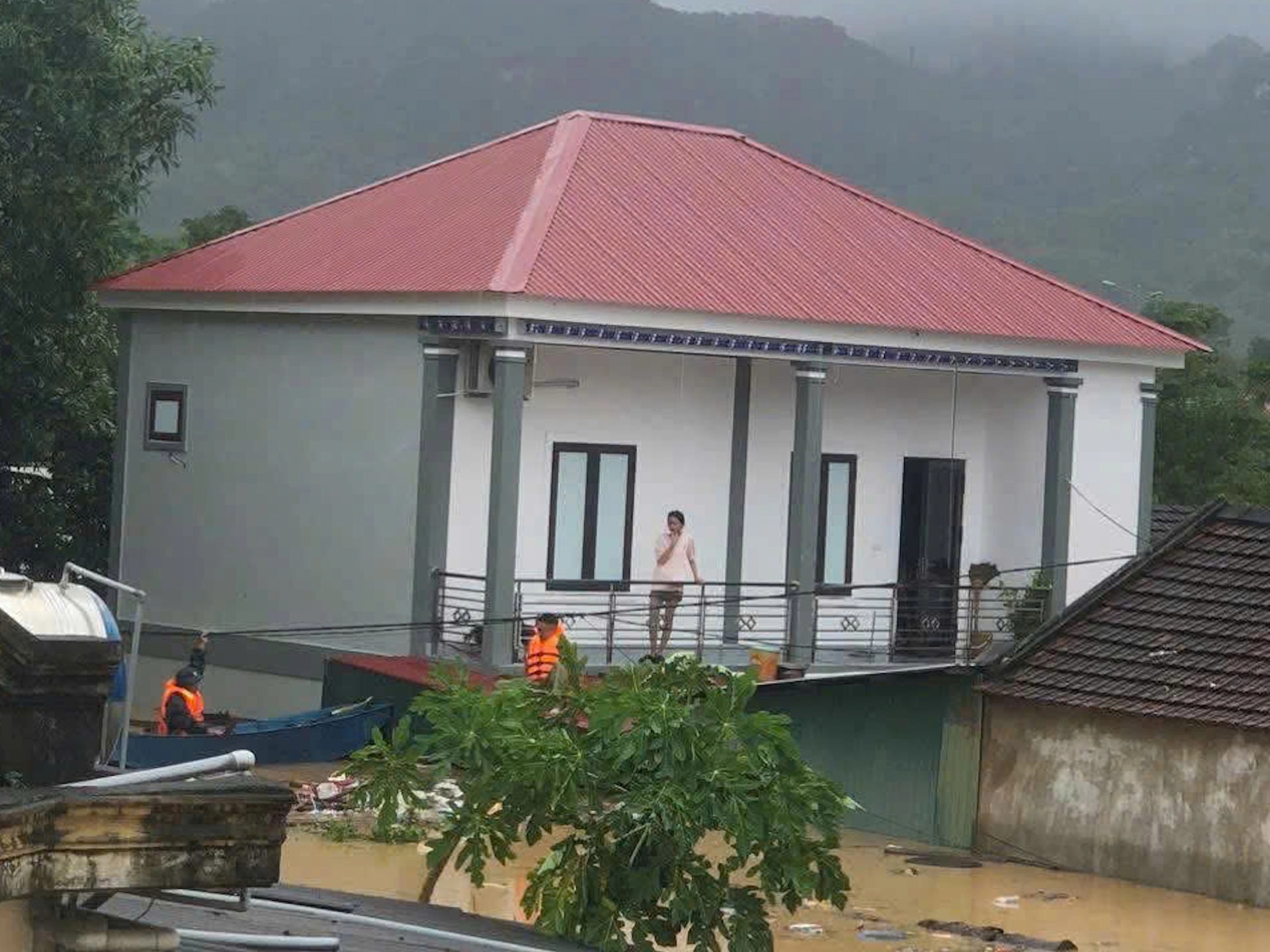 Nước ngập ngang mái nhà trong trận lũ chưa từng có ở xã miền núi Nghệ An - 7 Nước ngập ngang mái nhà trong trận lũ chưa từng có ở xã miền núi Nghệ An - 7