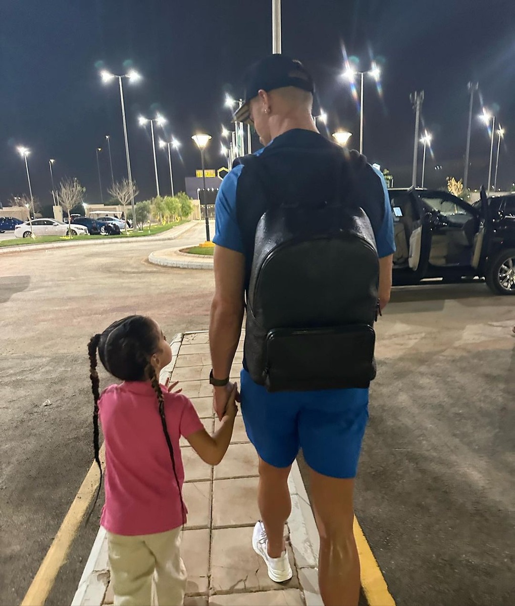 Bạn gái Ronaldo mặc cây đồ giản dị nhưng giá trị lên tới hơn 3 tỷ đồng - 3 Bạn gái Ronaldo mặc cây đồ giản dị nhưng giá trị lên tới hơn 3 tỷ đồng - 3