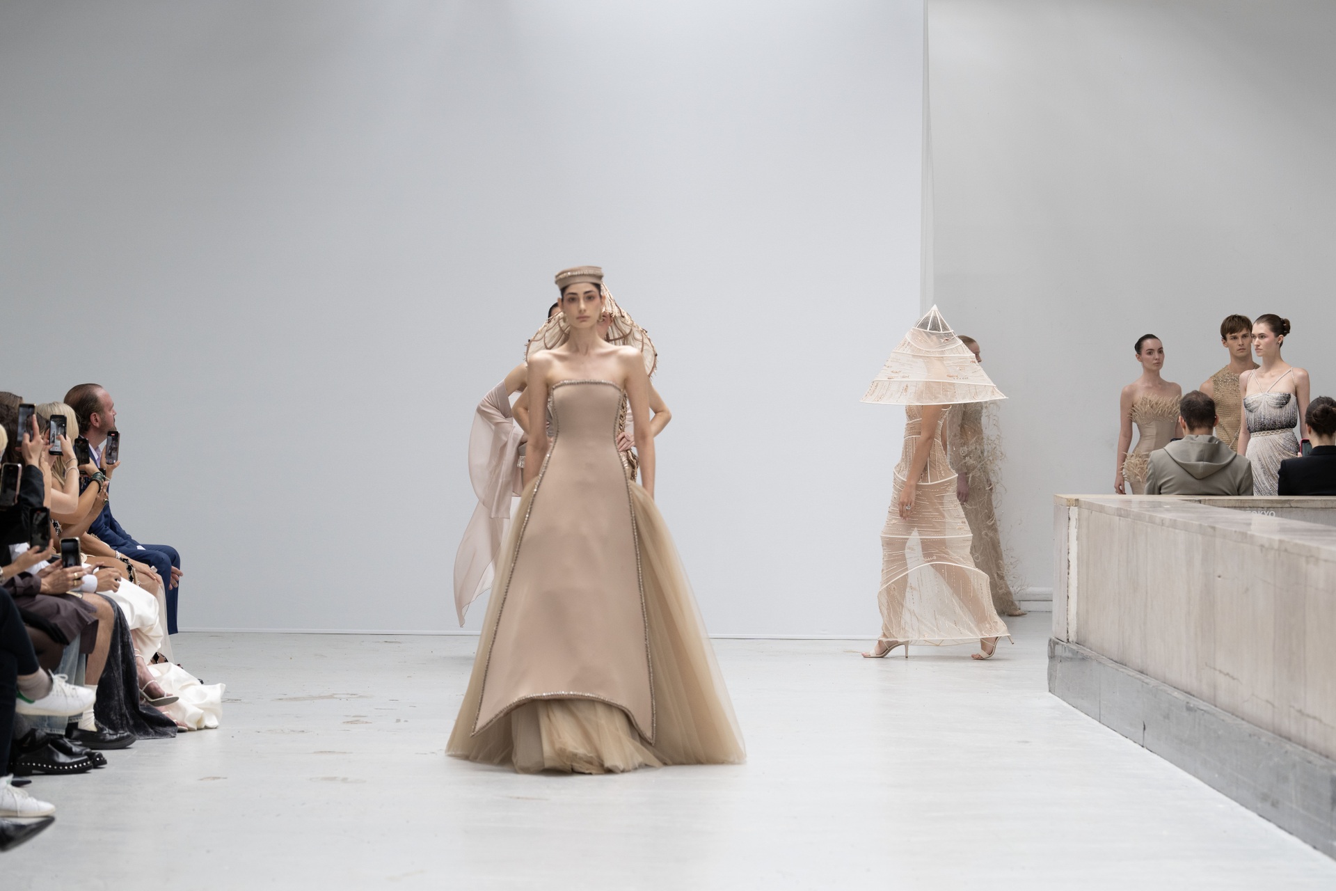 Phan Huy mang hình ảnh nón lá lên sàn diễn thời trang cao cấp ở Paris - 1 Phan Huy mang hình ảnh nón lá lên sàn diễn thời trang cao cấp ở Paris - 1