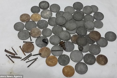 Cứ chán đời lại ăn đồng xu, đinh tán, ốc vít