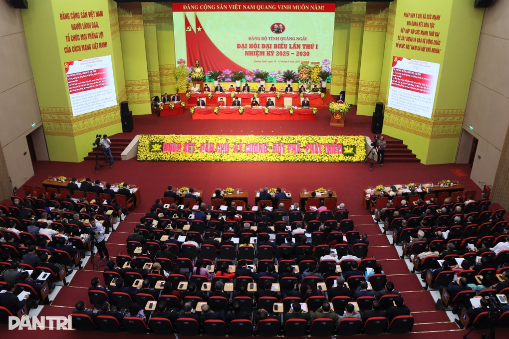 Kiến tạo tương lai bằng tư duy đổi mới, vươn mình bằng sức mạnh đoàn kết - 3 Kiến tạo tương lai bằng tư duy đổi mới, vươn mình bằng sức mạnh đoàn kết - 3