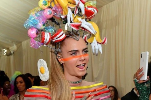 Cara Delevingne đội mũ gắn răng giả, vỏ chuối, trứng ốp dự Met gala