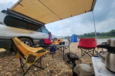 Đi cắm trại, khách Hà Nội mắc kẹt ô tô giữa "ốc đảo" vì nước sông dâng cao