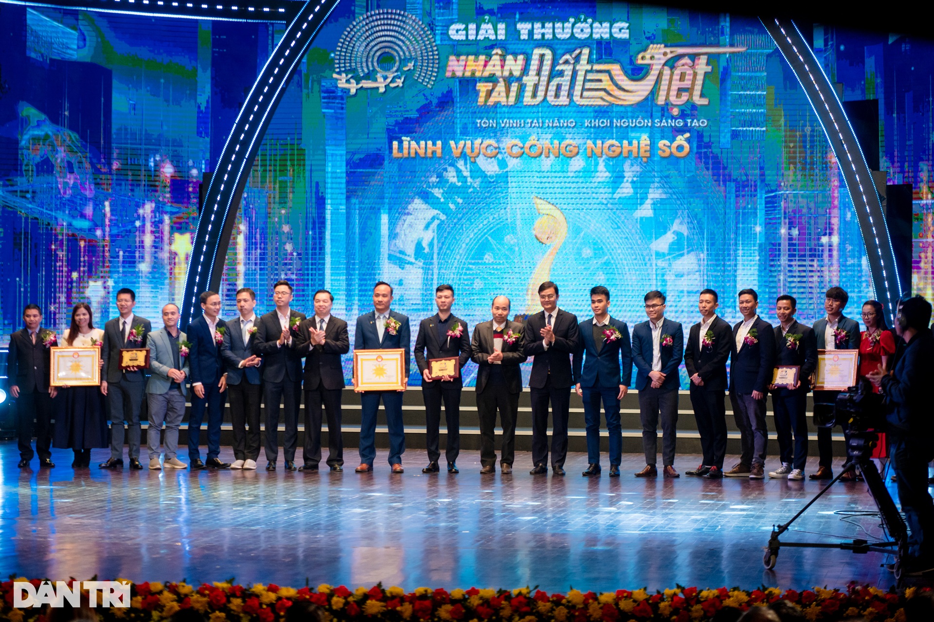 Toàn cảnh Lễ trao giải Nhân tài Đất Việt lần thứ 17 - 11 Toàn cảnh Lễ trao giải Nhân tài Đất Việt lần thứ 17 - 11