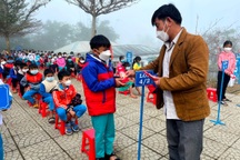 Thầy giáo miền núi lì xì mừng tuổi 9.500 học sinh