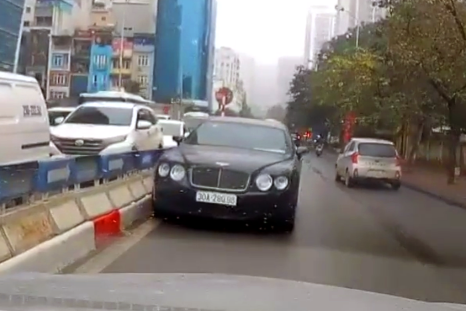 Phạt tài xế lái xe Bentley đi ngược chiều 1 triệu đồng - 1 Phạt tài xế lái xe Bentley đi ngược chiều 1 triệu đồng - 1