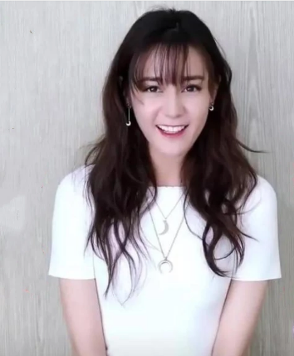 Địch Lệ Nhiệt Ba trở lại nhan sắc đỉnh cao, hé lộ mẫu bạn trai trong mộng - 3 Địch Lệ Nhiệt Ba trở lại nhan sắc đỉnh cao, hé lộ mẫu bạn trai trong mộng - 3