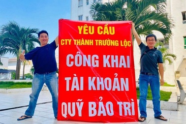 Người dân chung cư 4S Linh Đông căng băng rôn đòi sổ hồng và quỹ bảo trì