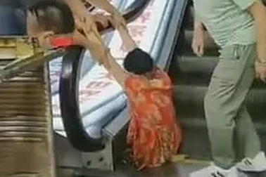 Hãi hùng cảnh người phụ nữ Trung Quốc mất chân vì kẹt vào thang cuốn