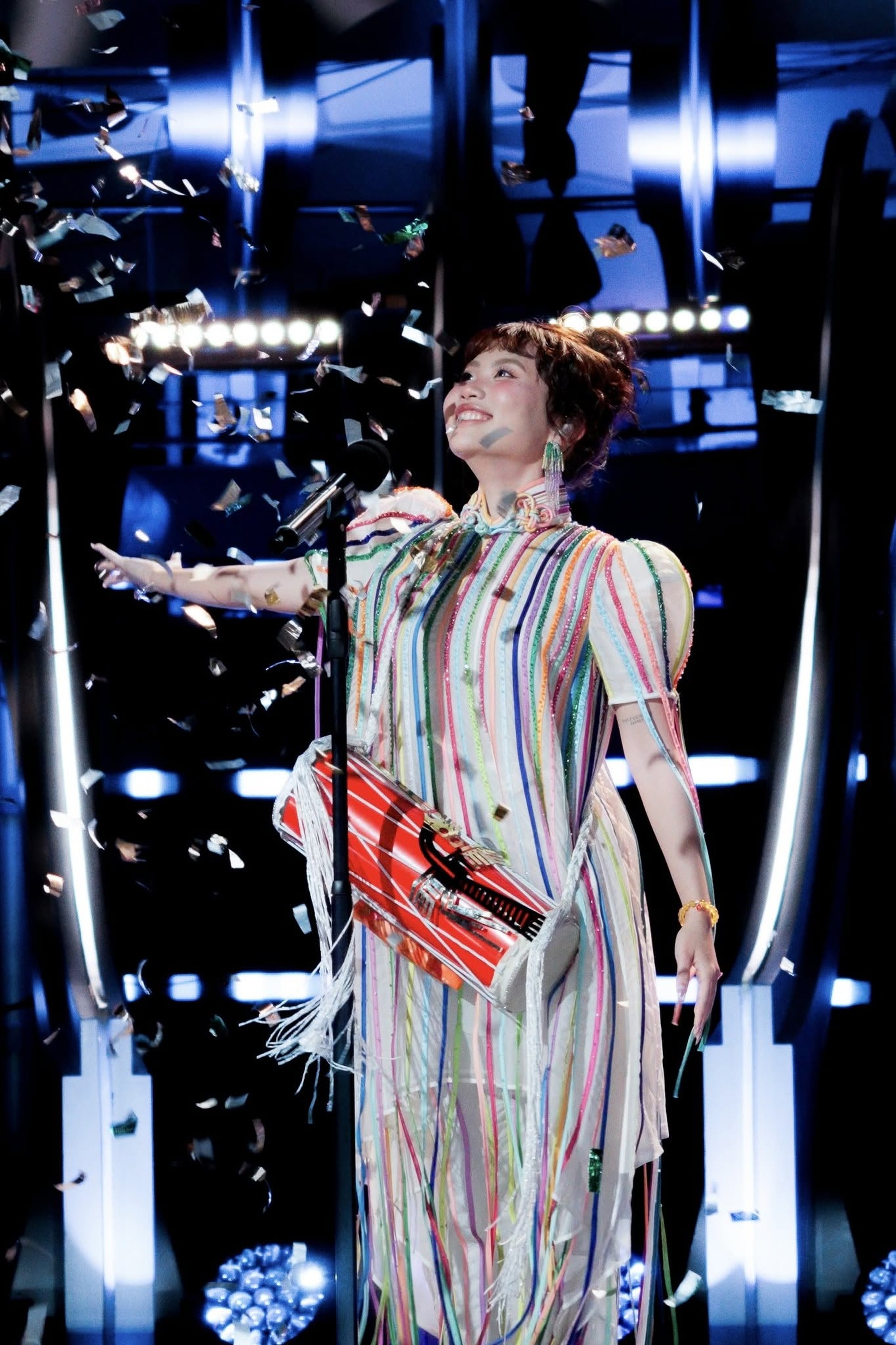 Phương Mỹ Chi gây sốt với 3 trang phục biểu diễn ở cuộc thi hát quốc tế - 6