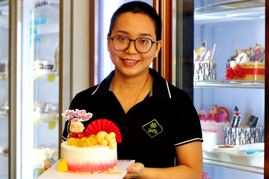 Gác 2 bằng đại học, cô gái chân lệch làm bánh ngọt lãi 50 triệu đồng/tháng