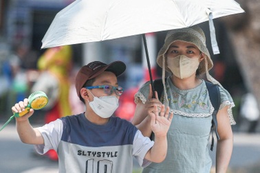 Miền Bắc nóng 38 độ C, mưa dông về đêm