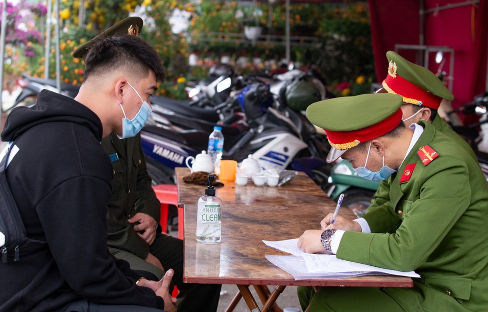 Phạt 4 người đi chợ Tết không đeo khẩu trang - 3 Phạt 4 người đi chợ Tết không đeo khẩu trang - 3