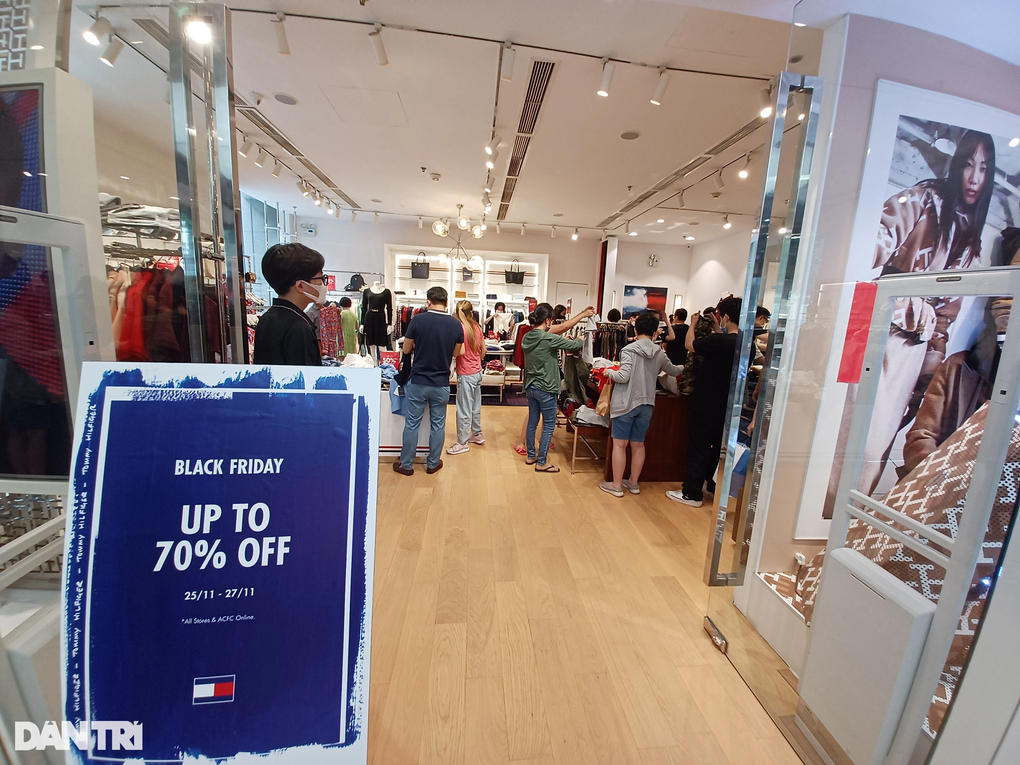 Black Friday ảm đạm, người mua ít, người xem nhiều, khách thử đồ xong về - 3 Black Friday ảm đạm, người mua ít, người xem nhiều, khách thử đồ xong về - 3