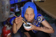 Cư dân xóm chạy thận kiệt sức chống chọi với nắng nóng 40 độ C