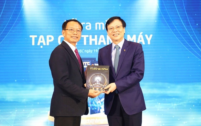 Phó Chủ tịch Thường trực Hội Nhà báo Việt Nam Hồ Quang Lợi chúc mừng Tạp chí Thang máy ngày đầu ra mắt