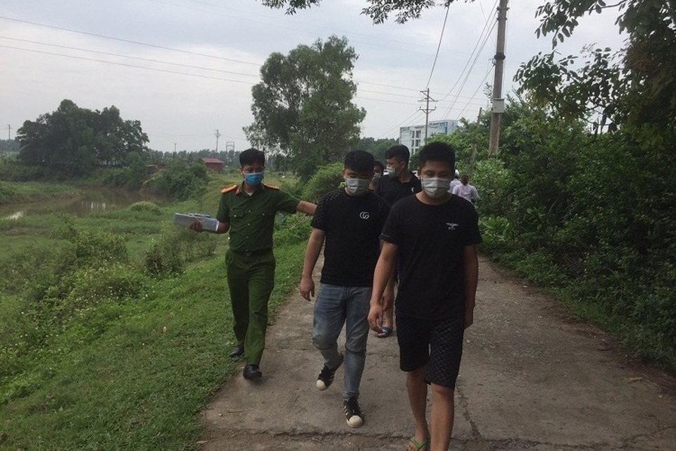 4 người Trung Quốc nhập cảnh trái phép bỏ chạy tới cánh đồng thì bị bắt - 1 4 người Trung Quốc nhập cảnh trái phép bỏ chạy tới cánh đồng thì bị bắt - 1