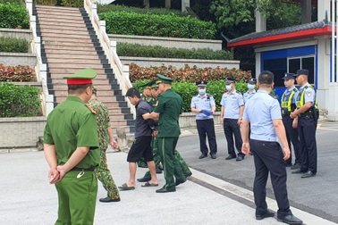 Nghịch tử sát hại bố đẻ rồi bỏ trốn sang Trung Quốc