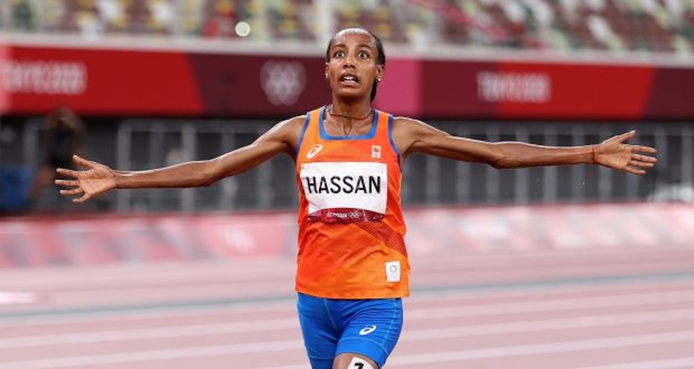 Choáng với sức mạnh phi thường của nữ VĐV, nam giới cũng phải chào thua - 2 Choáng với sức mạnh phi thường của nữ VĐV, nam giới cũng phải chào thua - 2