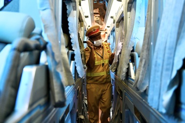 Cảnh sát kiểm tra nồng độ cồn tài xế ở chợ đầu mối nông sản Thủ Đức