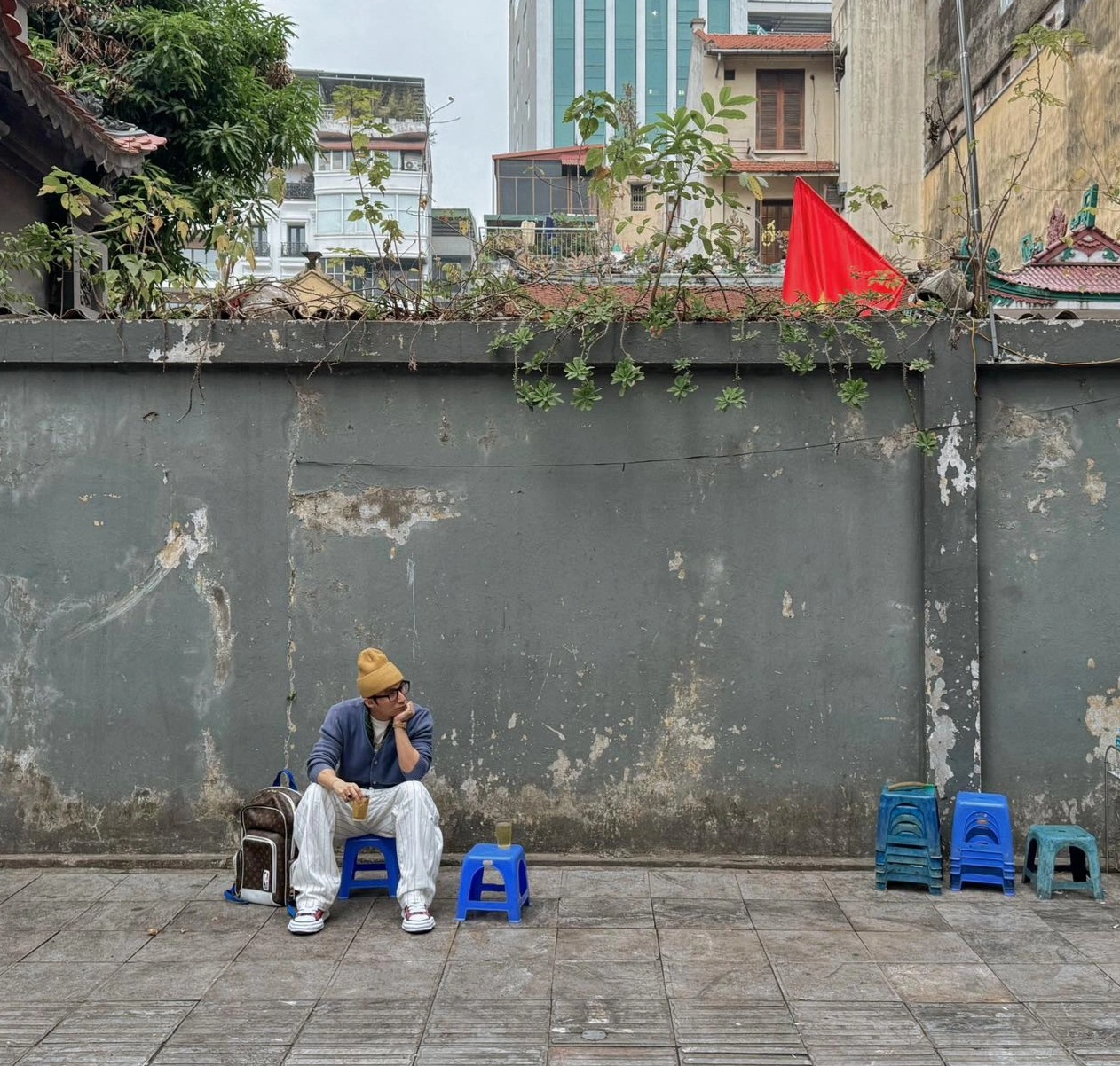 Ngồi trà đá vỉa hè, Sơn Tùng M-TP vẫn diện đồ có giá gần một tỷ đồng - 1